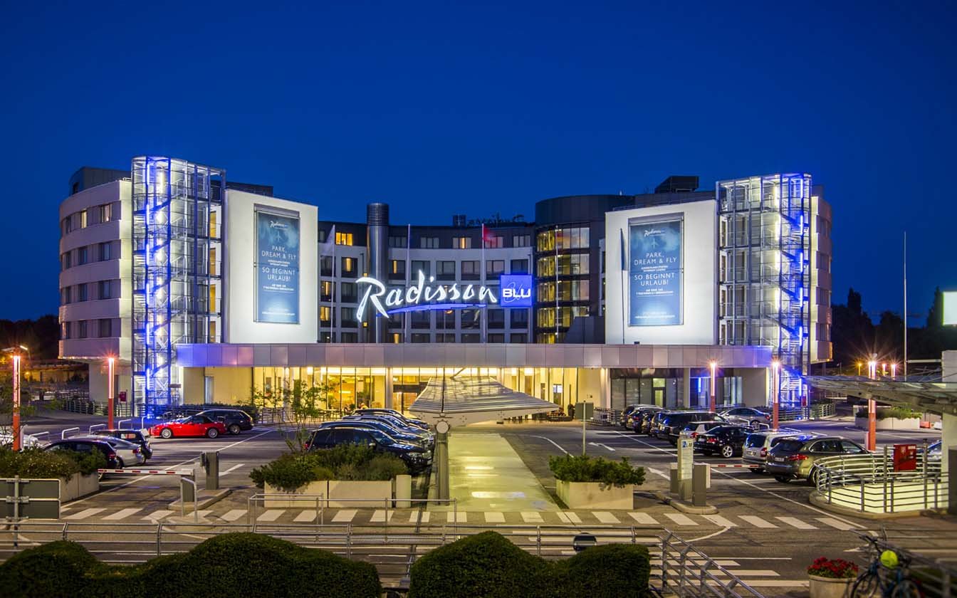 Gebäude Radisson Blu Hotel bei Nacht