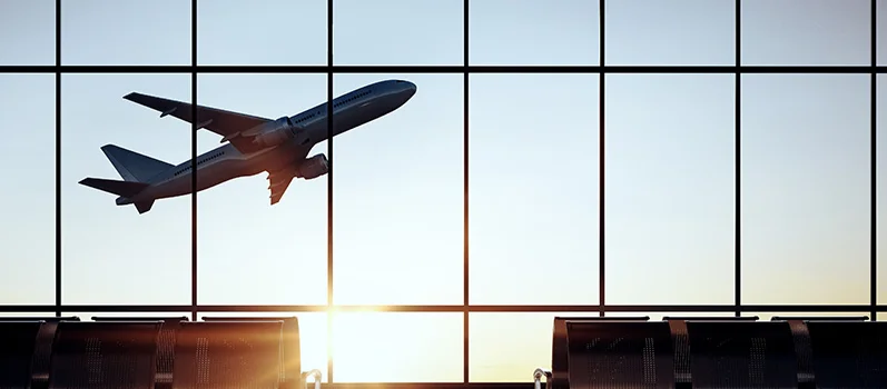 Avion décollant d'un aéroport