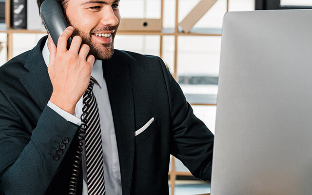Mann am Telefon hilft Kunden