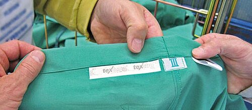 Wäschestück wird festgehalten