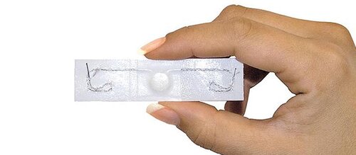 Abbildung Hand hält Transponder in der Hand