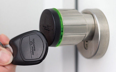 Anwendung Transponder wird an Digitalen Türzylinder mit RFID gehalten