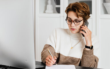 Telefonieren und Computerarbeit