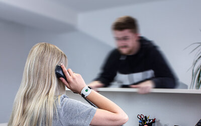 Mann bedroht Frau an Empfang und Frau ruft Hilfe durch RFID-Transponder