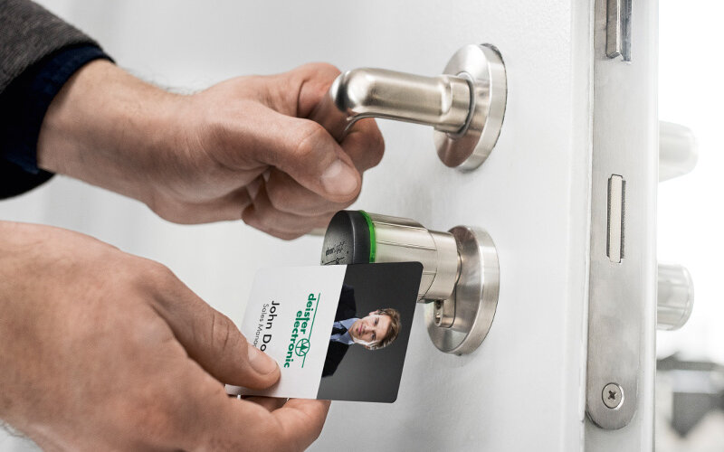 Anwendung Karte wird an Digitalen Türzylinder gehalten