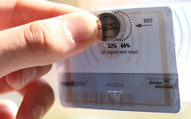 Windschutzscheiben Transponder wird an Frontscheibe angebracht