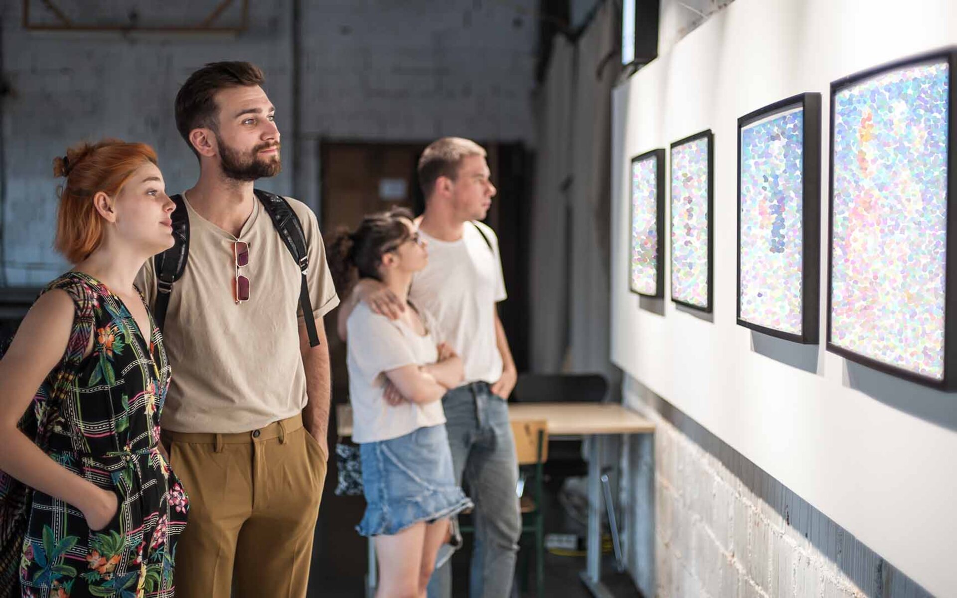 Visiteurs dans un musée