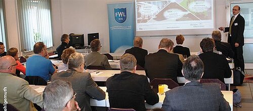 Mann hält Präsentation