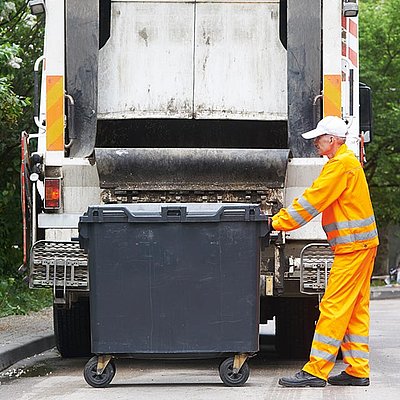Rubbish truck from behind with a rubbish man
