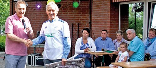 Dem Chef von deister electrnoic wird ein Geschenk übergeben 