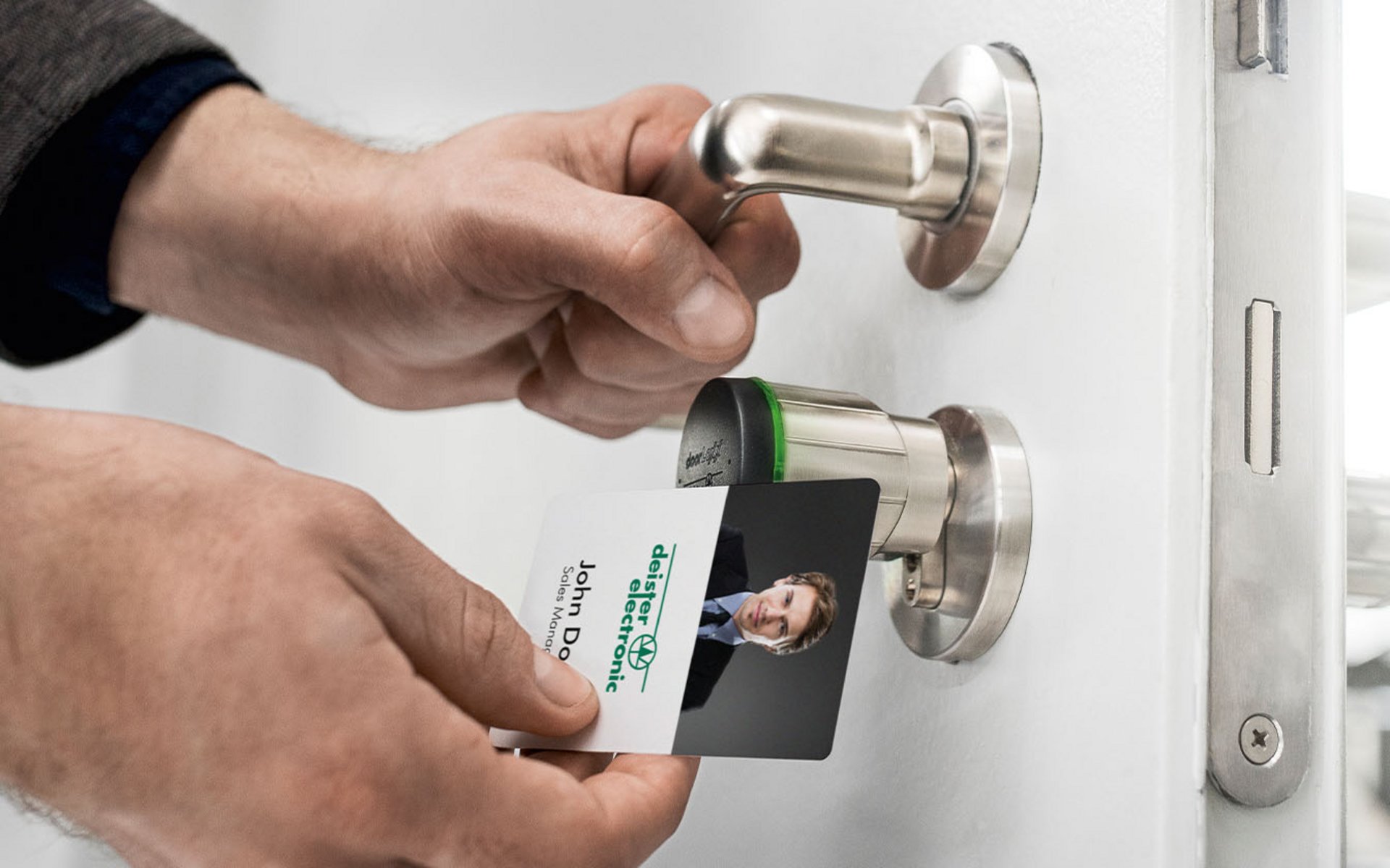 Zutrittskontrollsysteme Anwendung Karte vor Zutrittskontrollsytem