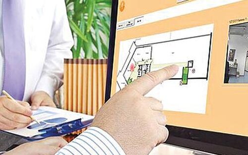 Hand zeigt auf Computerbildschirm mit Gebäudeplan