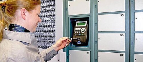 Frau bedient Terminal an locker