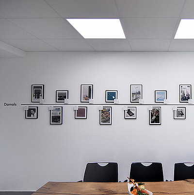 Meetingraum London mit Bildern an der Wand