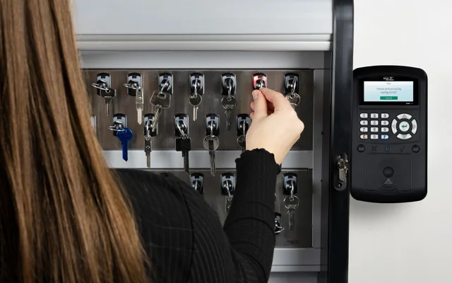 Schlüsselentnahme am maxx 6U Schlüsselschrank