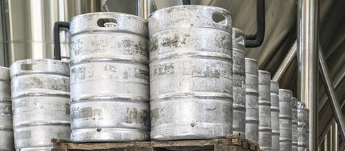 silberne Fässer stehen auf einer Palette