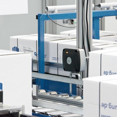 Förderband mit Paketen und einem TSU