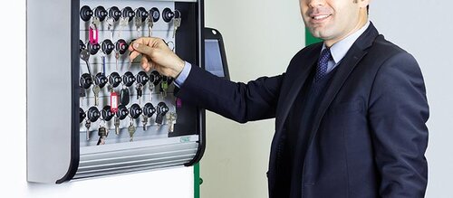 Frau bedient Terminal am locker