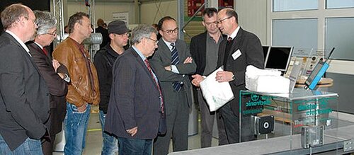 Mitarbeiter von deister electronic mit Mitarbeiter einer Wäscherei