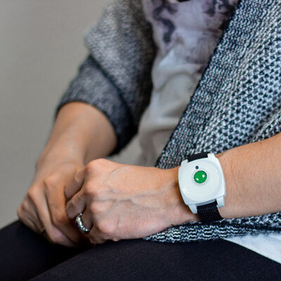 Personne agée munie d'un transpondeur UTA 1 pour des appels à l'aide