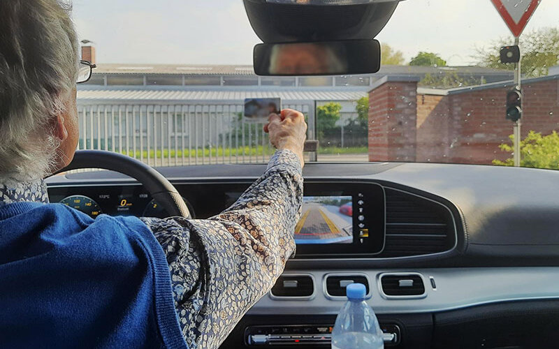 Identifikation im Auto durch ISO-Karte an Weitbereichsleser