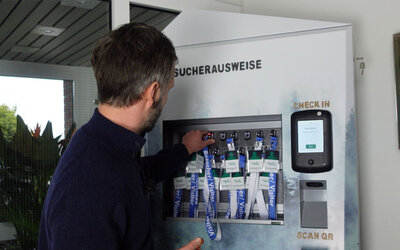 Person steckt keyTag zurück in den Schlüsselschrank