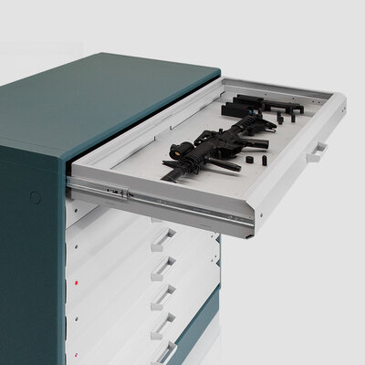 geöffneter Waffenschrank mit Inhalt