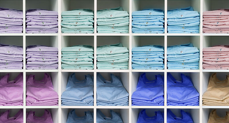 Bunte Krankenhauswäsche mit integrierten RFID-Transpondern