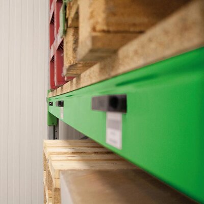 Nahaufnahme eines Lagerregals mit befestigten UDC 160 Transponder