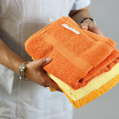 Krankenschwester hält Handtücher