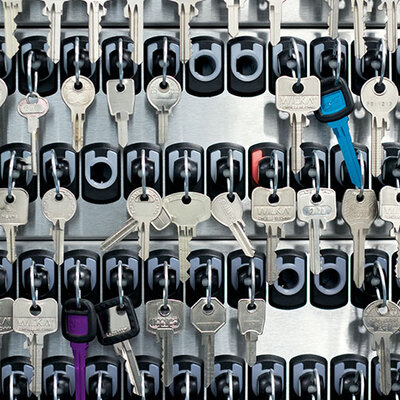 Nombreuses clés accrochées à des keyrings