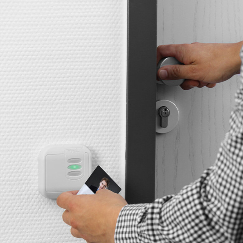 1992 proxEntry Zutrittsleser proxEntry Zutrittsleser wird mit Karte bedient