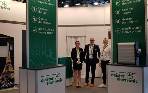 Équipe commerciale au salon APS