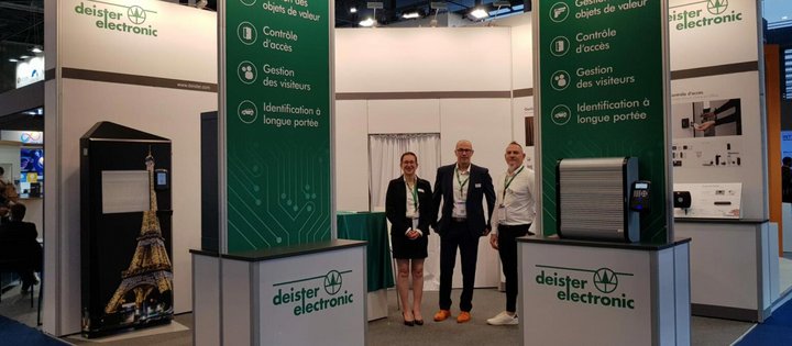 Équipe commerciale au salon APS