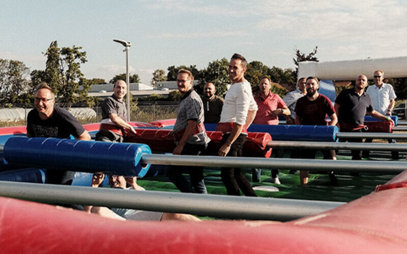 Lebensgroßer Kicker mit Mitarbeitern