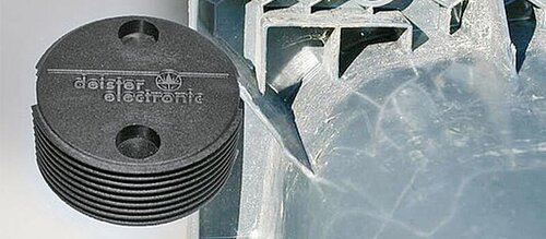 Transponder neben Ausschnitt einer Mülltonne abgebildet