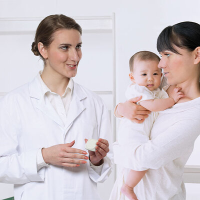 Médecin présentant un transpondeur à la mère d'un nouveau-né