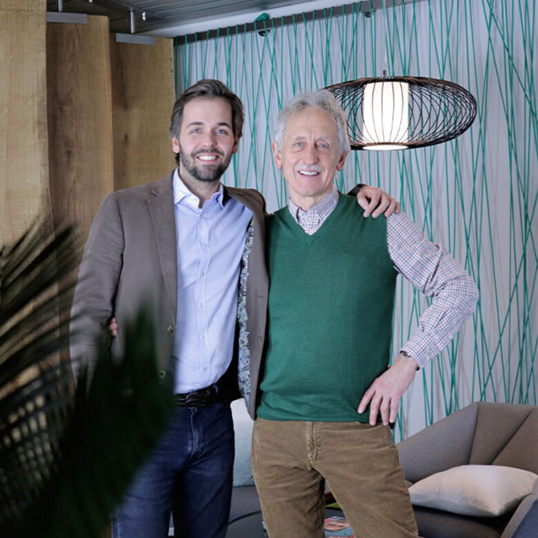 2016 Zweite Generation Geschäftsführung Junior und Senior Chef nebeneinander stehend