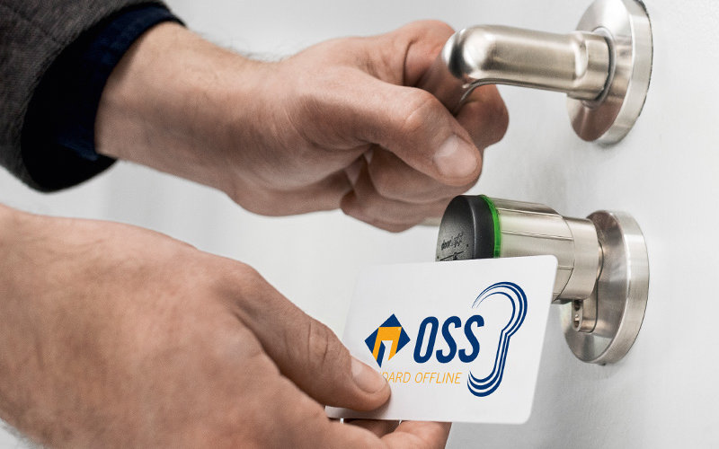 Anwendung OSS Karte wird an digitalen Zylinder gehalten