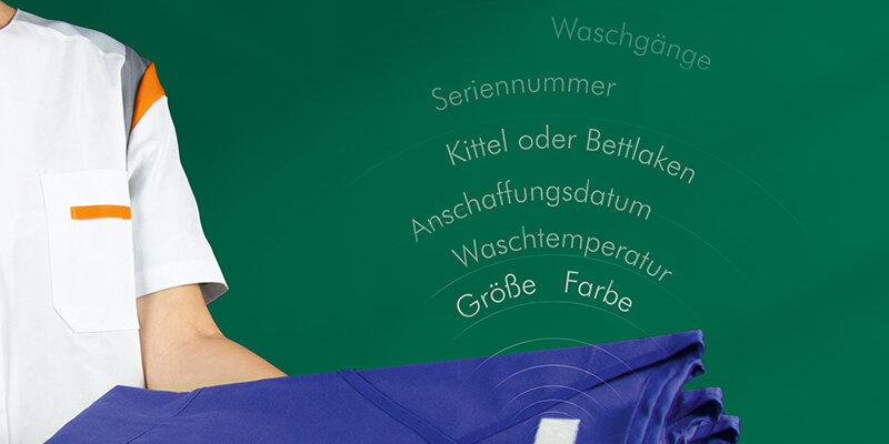 Krankenschwester hält Wäschestück mit Textil Transponder RFID