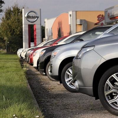 Parc de véhicules garés 