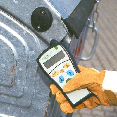 Datenerfasser wird vor Transponder an einer Mülltonne gehalten