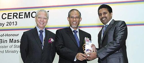 Award wird an Mann übergenben