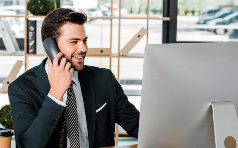 Mann telefoniert in Büro