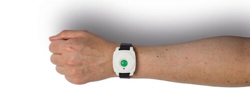 Arm vor weißem Hintergrund mit Transponder um das Handgelenk 