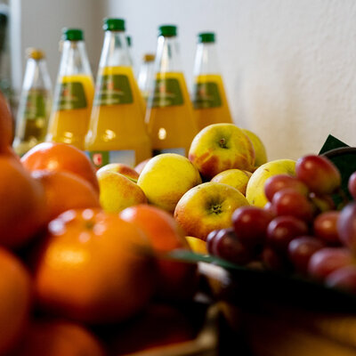 Frisches Obst und Säfte