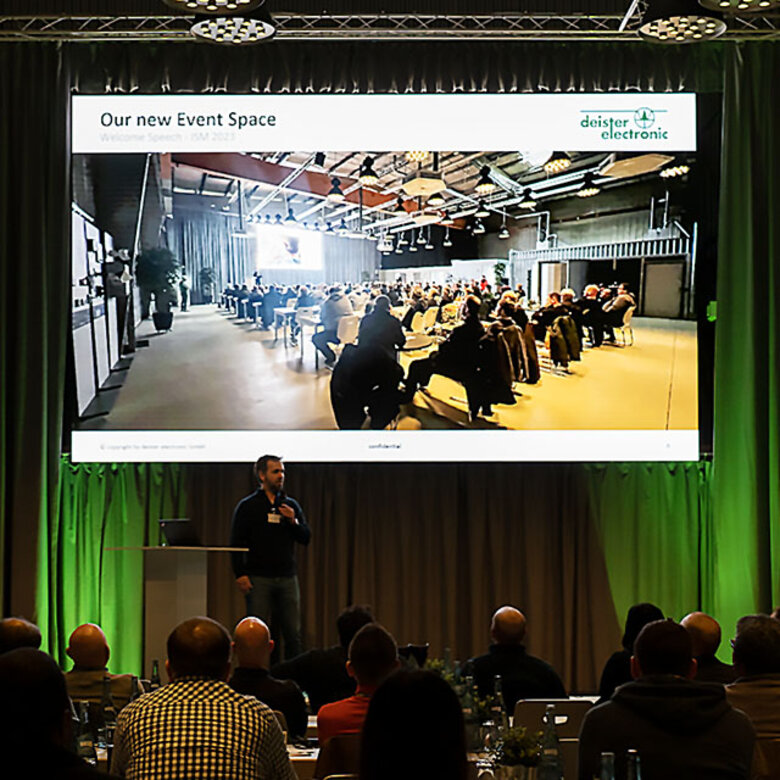 2023 Neuer Event-Space Große LED-Wall in Halle mit Publikum