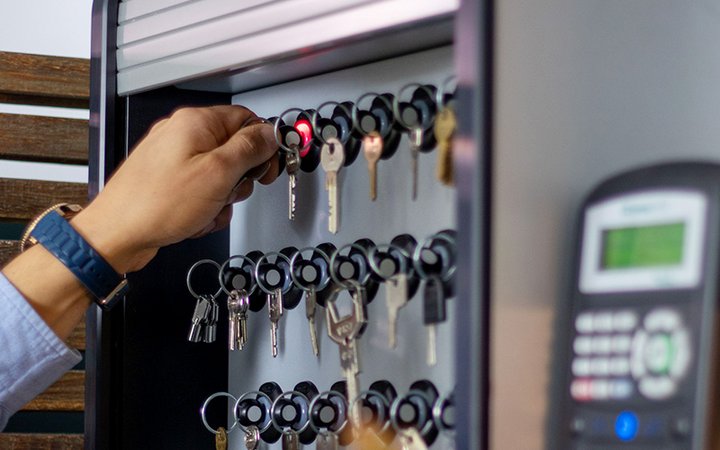 Steckplätze für keyTags mit Entnahme eines Schlüssels