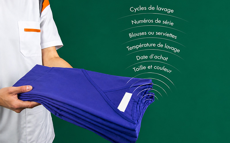 Transpondeur pour textiles Femme tenant des textiles avec transpondeurs intégrés