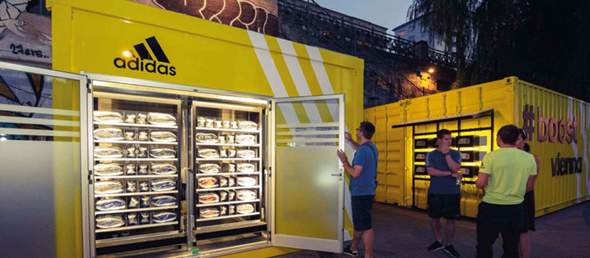 gelber adidas Automat an der Straße gefüllt mit Schuhen
